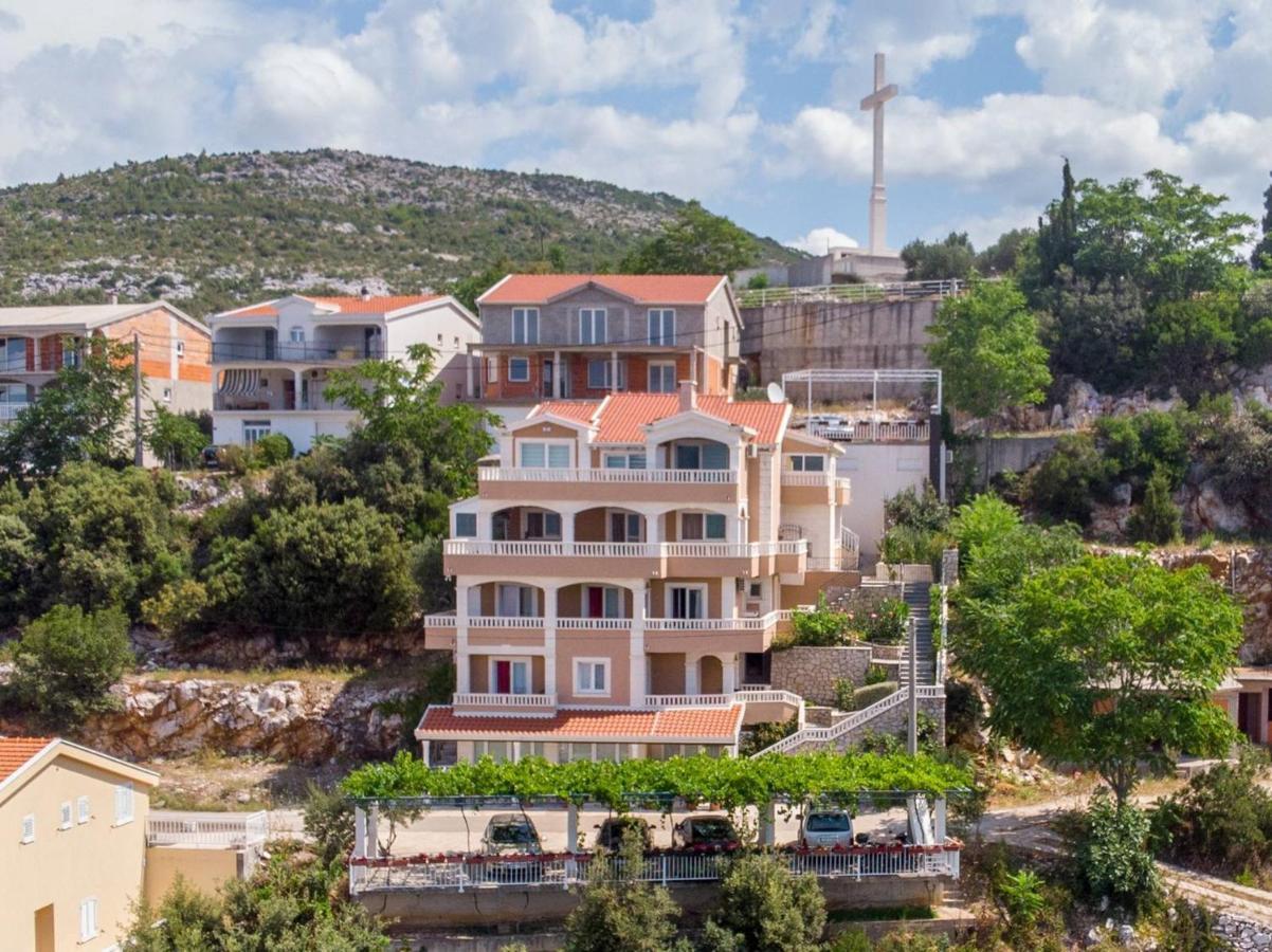 Bona * Neum